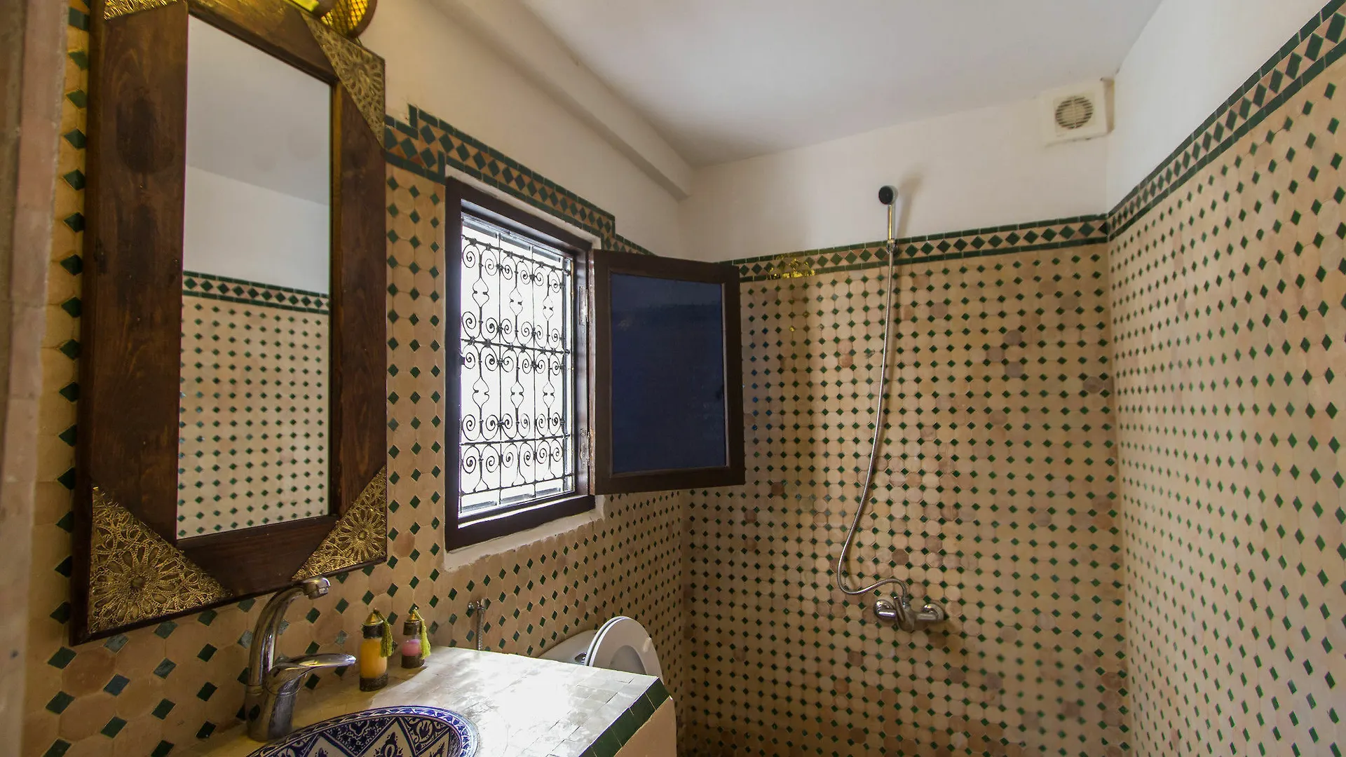 פס Riad Taha